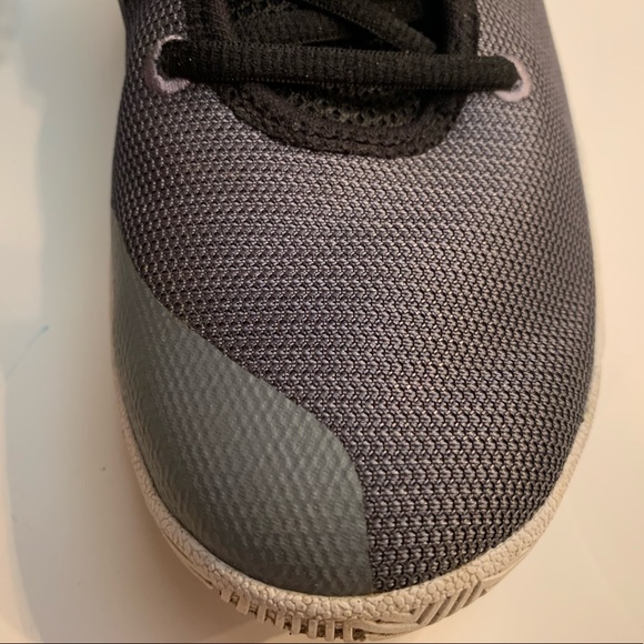 Nike Boys Flytrap Gray Basketball shoes-size 5 - Picture 2 of 16